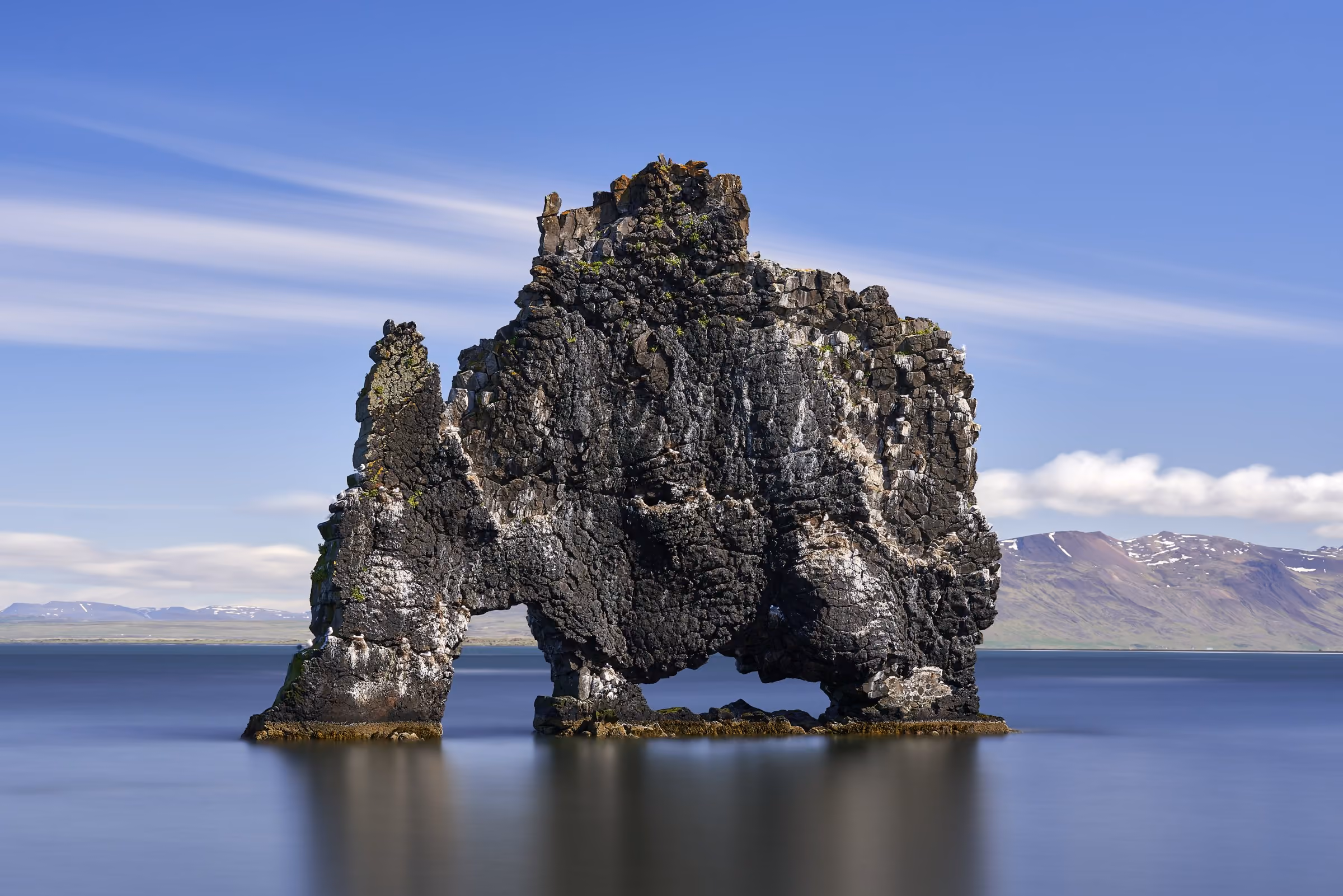 Der Felsen Hvítserkur im ruhigen Meer