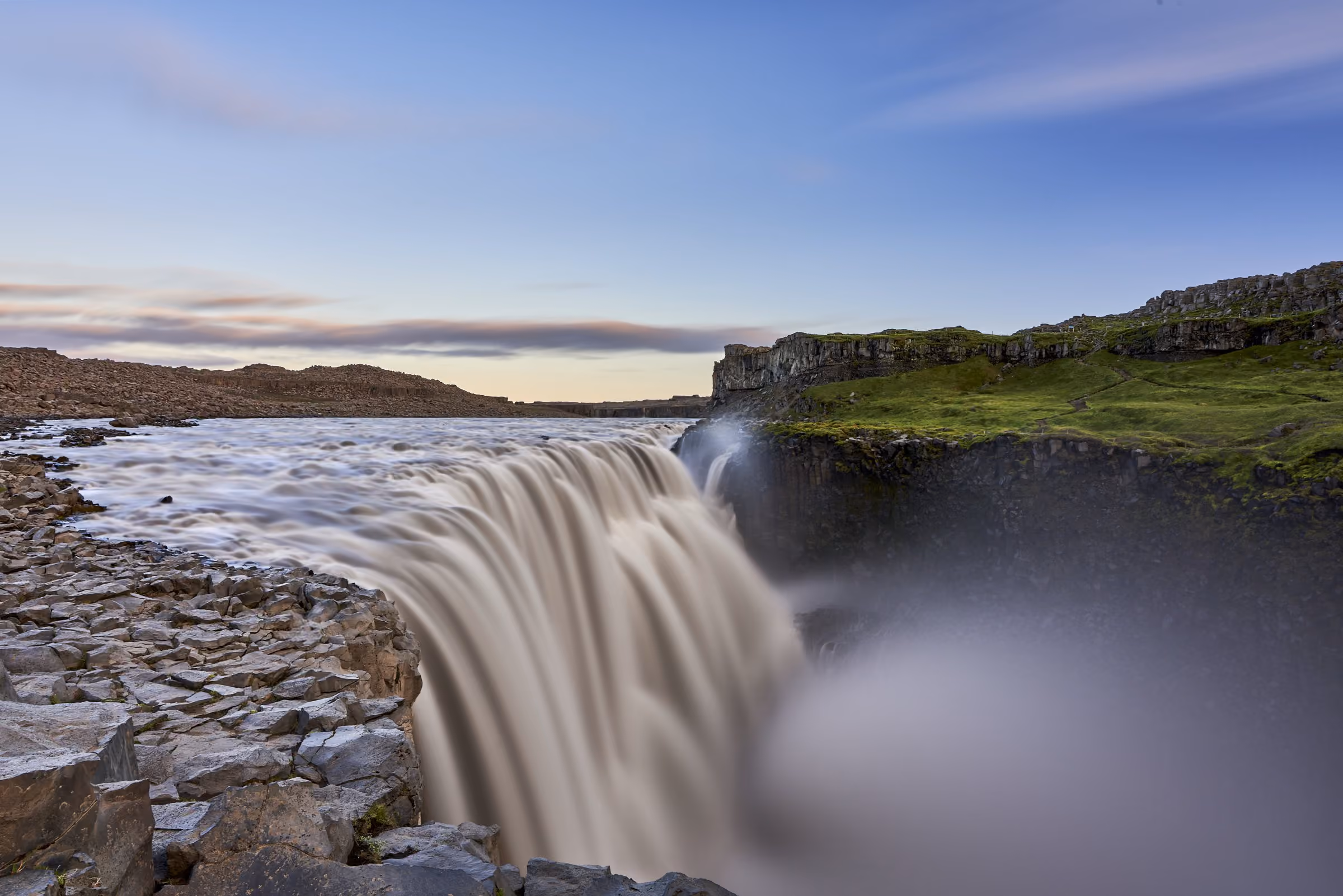 Breiter Wasserfall im Abendlicht