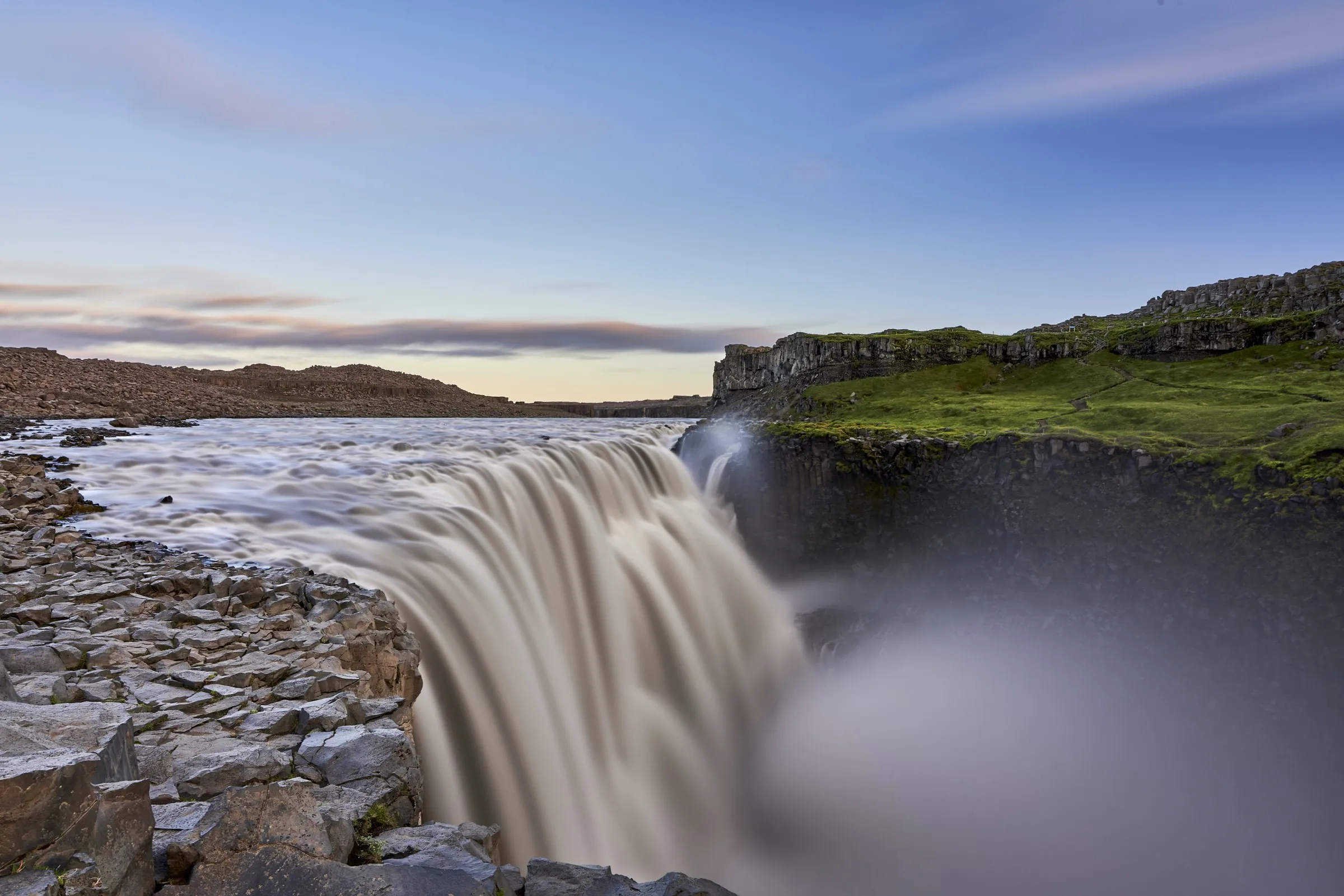 Breiter Wasserfall im Abendlicht