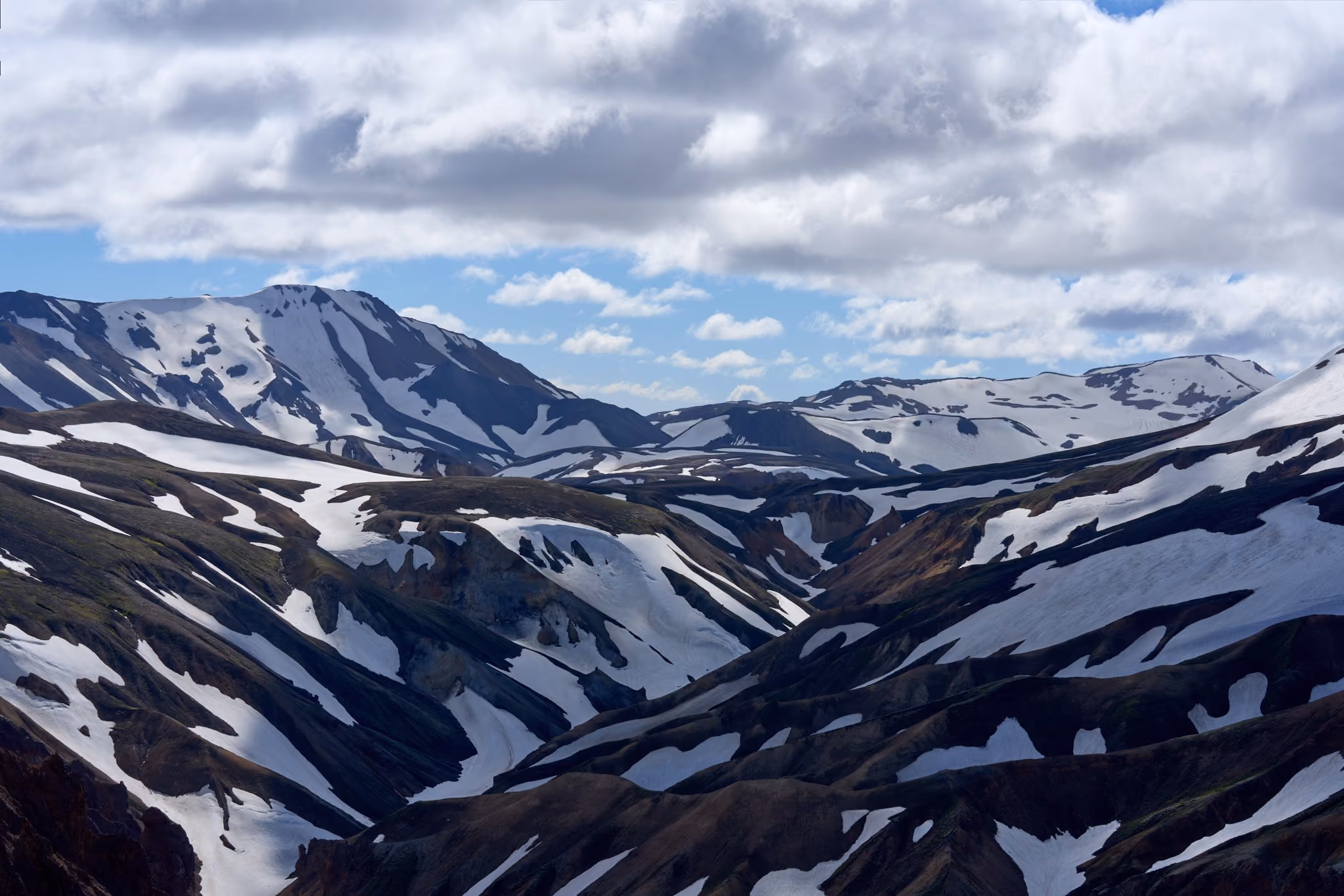Schneegestreifte Berge im isländischen Hochland