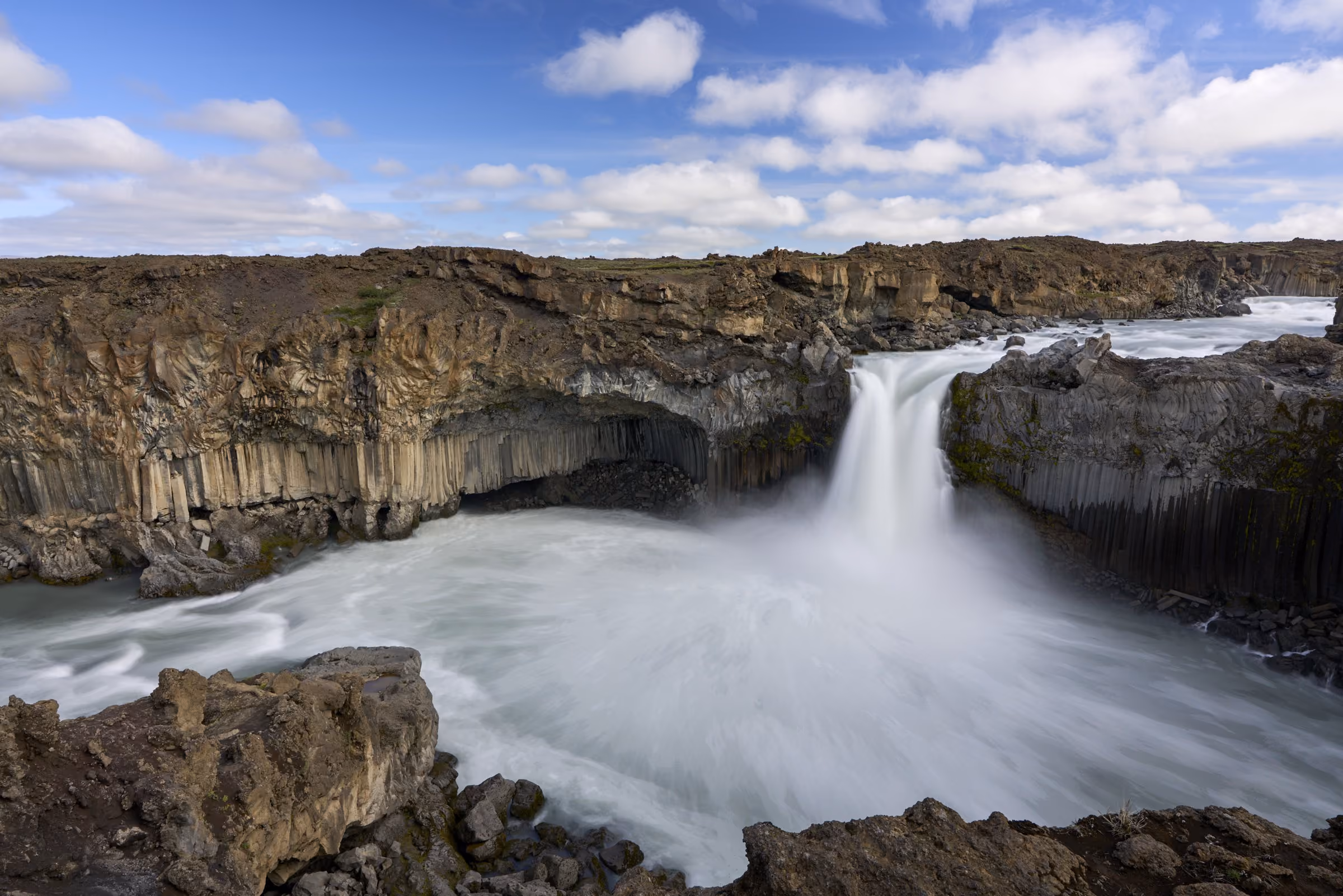 Wasserfall über Basaltsäulen