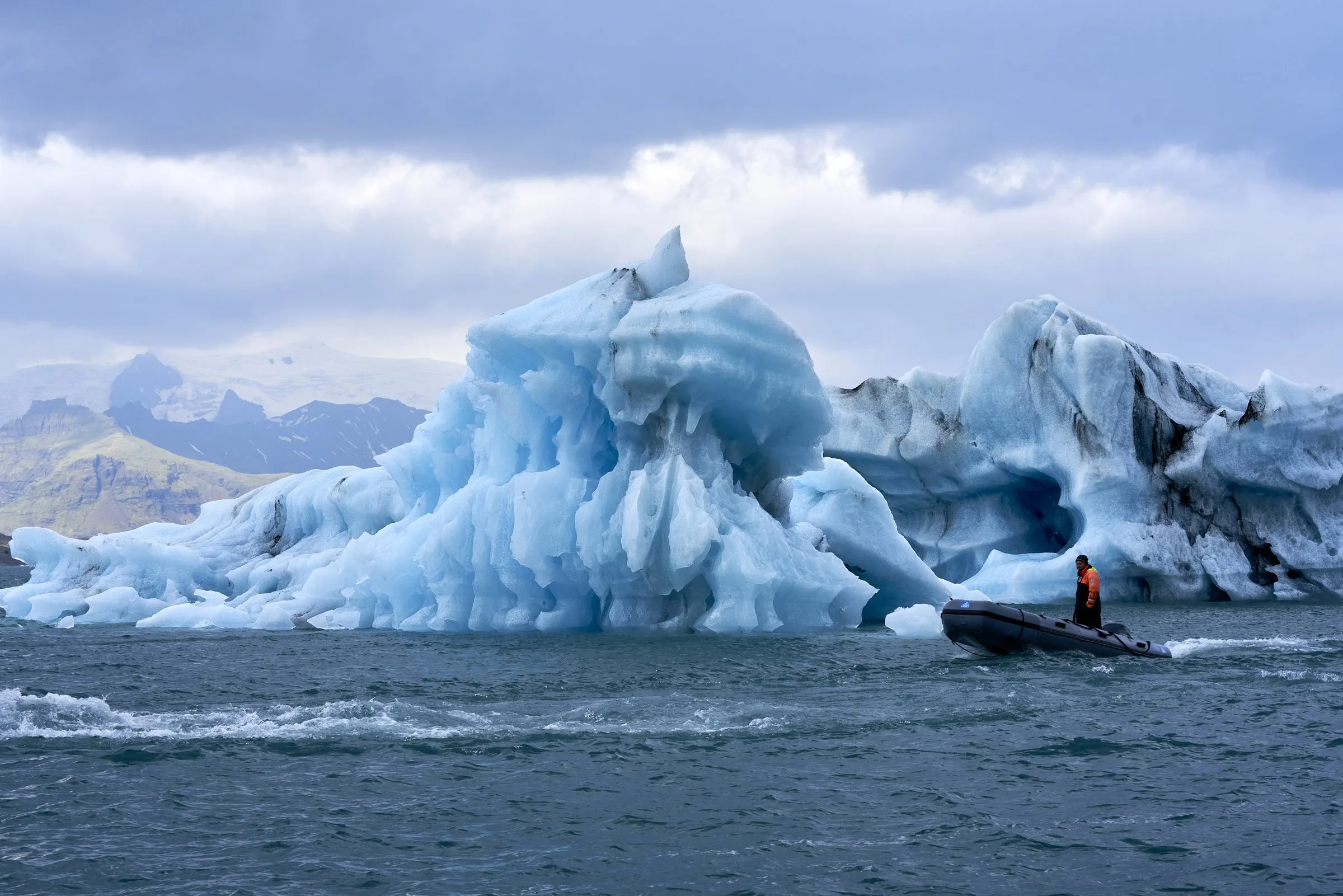 Eisberg in einer Gletscherlagune, ein Kajak als Maßstab