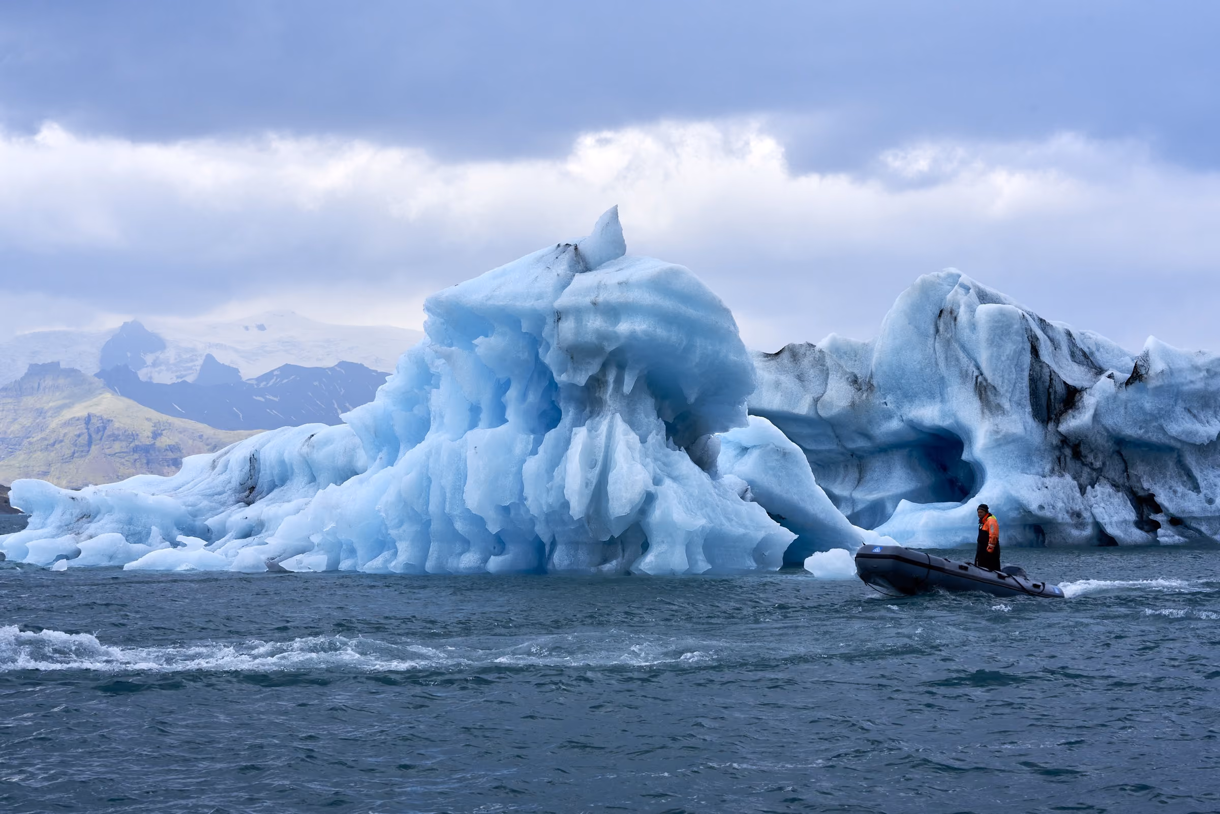 Eisberg in einer Gletscherlagune, ein Kajak als Maßstab