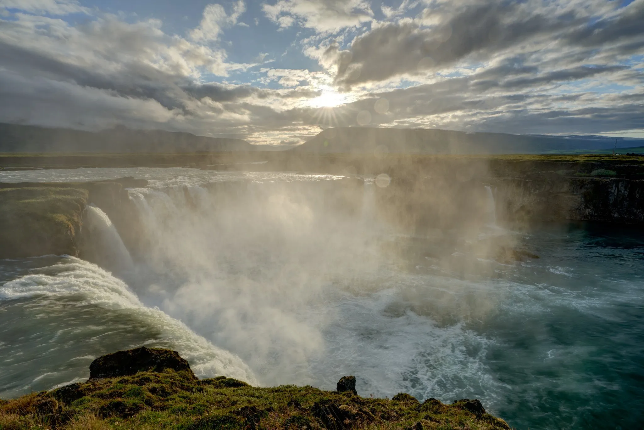 Wasserfall, von Fels gerahmt