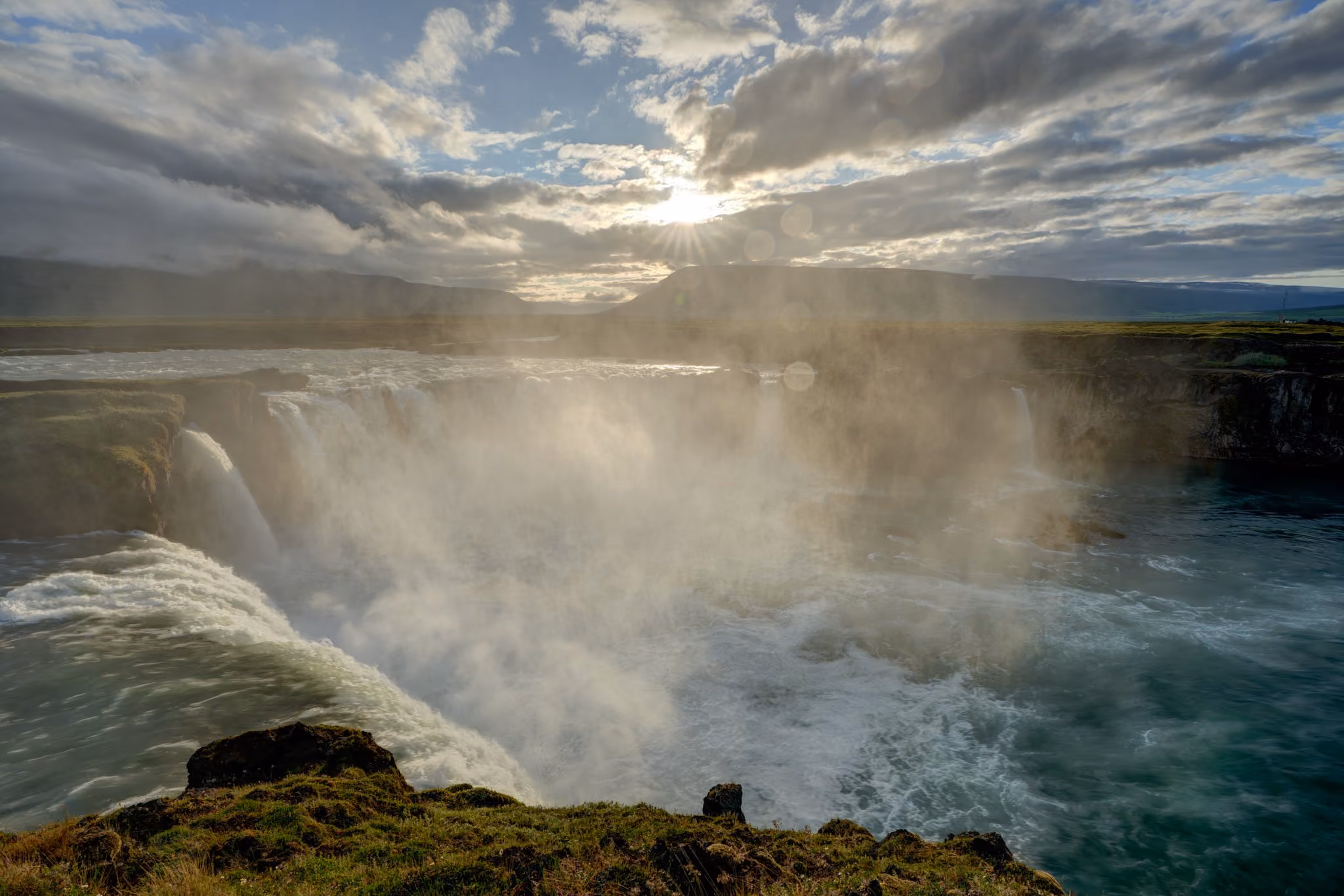 Wasserfall, von Fels gerahmt