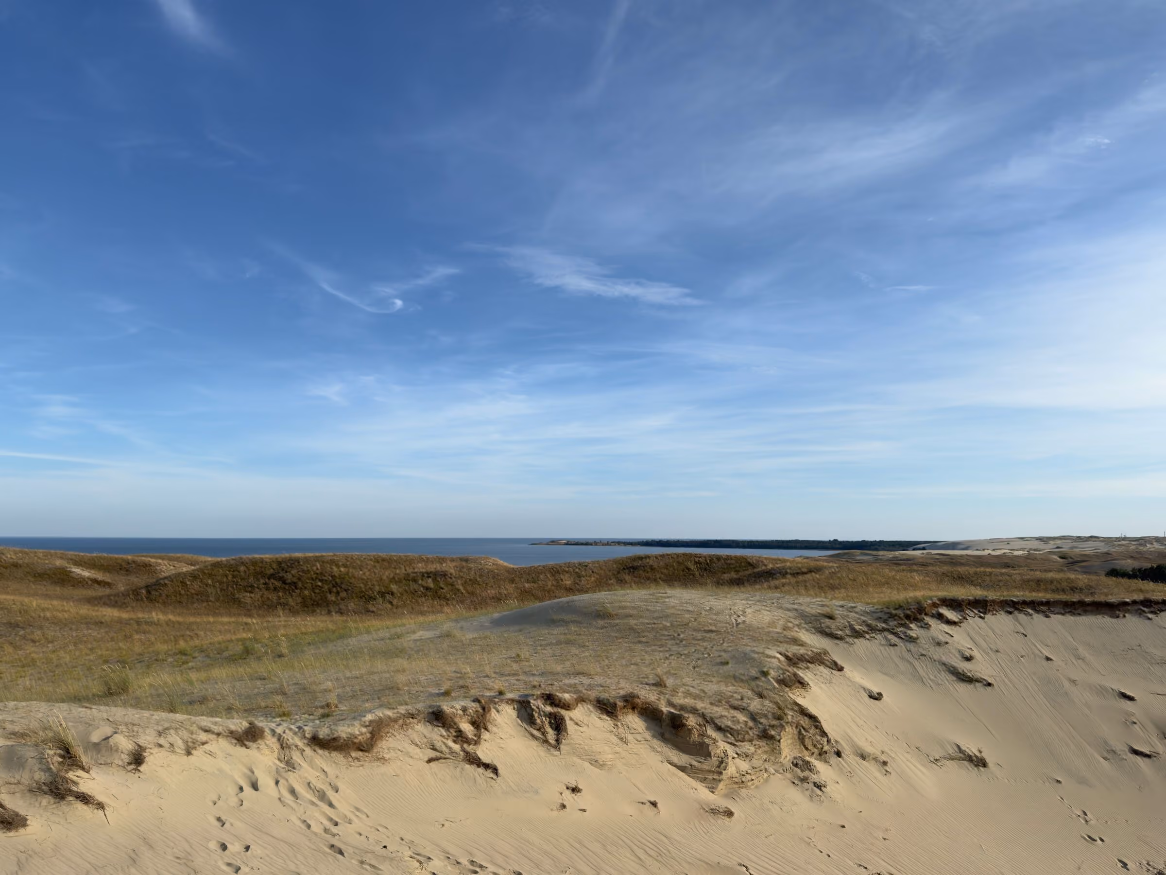 Weite Dünenlandschaft, am Horizont die Ostsee