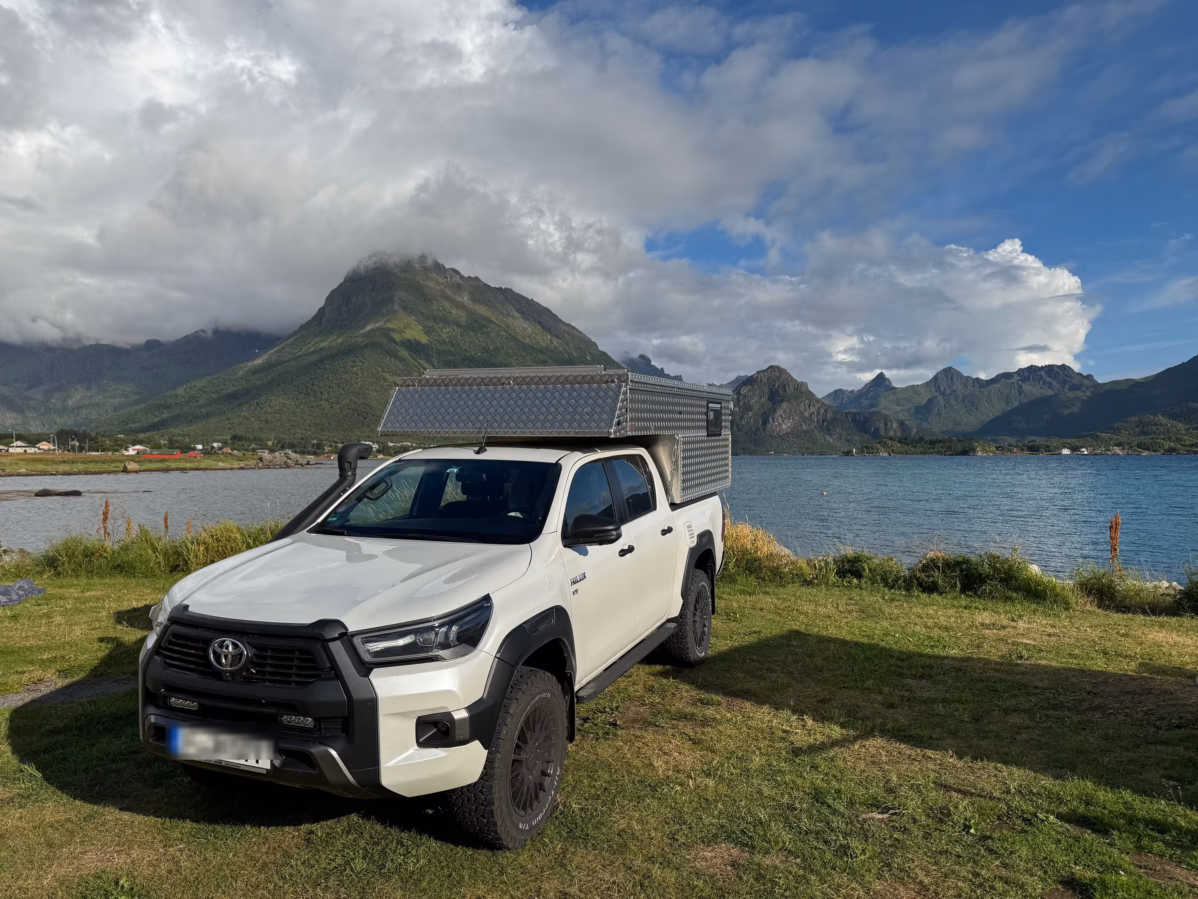 Karl am Fjord unter den Lofoten-Gipfeln